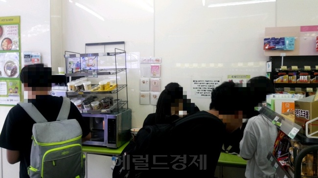 지난 25일 오후 서울 강남구 대치동 학원가 편의점에서 서서 컵라면으로 끼니를 해결하고 있는 아이들. [정세희 기자/say@heraldcorp.com]