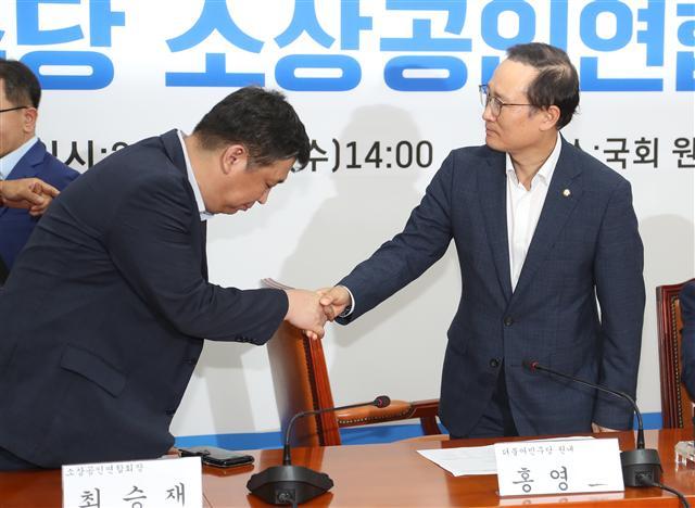 “대기업 앞잡이 노릇하나.”(이훈 더불어민주당 의원)
“이 의원 어떻게 악수도 안 해주고 가느냐.”(소상공인연합회)
더불어민주당이 야당 시절 우호적인 관계를 맺어왔던 소상공인들과 감정적 충돌을 빚었다. 자유한국당은 이에 소상공인연합회 출신 인사를 비대위원으로 임명하면서 자영업자 민심 다잡기에 나섰다.
전날 소상공인연합회 측과 현안간담회를 했던 한 민주당 의원은 26일 통화에서 “잘 알던 사람들인데, 왜 밖에서 최저임금 하나만 가지고 (여당을) 공공의 적으로 만드느냐. 불편한 점이 있다”고 언급했다.
이어 “고충은 카드 수수료, 임대료 문제로 해결할 수 있다. 그것만 되면 훨씬 나아진다”며 “(최저임금 논란은) 위기를 과장하는 것이다. 이렇게 공격하면 정부가 정책을 어떻게 펴느냐. 싸우자는 것이냐”고 목소리를 높였다.
소상공인연합회에 민주당 출신이 많은데, 왜 이렇게 공격을 하느냐는 하소연이다. 그는 “연합회 부회장도 민주당이고, 다 우리 선ㆍ후배들이다. 얼굴 본 지 30년이 넘었다”며 “답답하다”고 토로했다. 심지어 간담회 장에서 나오면서 이훈 의원은 “대기업 앞잡이 노릇하나”라며 소상공인들을 향해 노골적으로 불만을 나타내기도 했다.
소상공인연합회 측도 격앙된건 마찬가다. 한 연합회 관계자는 “과거 민주당 선거운동하다가 법에 걸려서 아직도 투표 못 하는 분도 있다”며 “야당일 때는 그렇게 같이하다가 어떻게 여당이 되니까 이러느냐”고 하소연했다.
결국 이날 간담회는 이후 일정도 잡지 못하고 끝났다. 연합회 측에서는 최저임금위원회 구성에 연합회 몫을 넣어달라고 요구했지만, 추후 논의 여부조차 불투명한 셈이다. 관계자는 “기대도 안 하고 갔지만, 이 정도일지는 몰랐다”고 배반감까지 토로했다. 실제로 간담회 다음날 열린 당 회의에서 홍 원내대표는“영세상인과 소상공인들이 마음 편히 장사할 수 있는 상가임대차보호법 개정안 등 민생법안도 8월 중 처리하겠다”며 기존 입장을 되풀이했다.
여당과 소상공인 사이 갈등이 정책적 대립을 넘어 감정적 충돌로까지 이어지자, 그 자리를 비집고 들어온 쪽은 한국당이다. 소상공인연합회 사무총장이었던 김대준 한국당 비대위원을 임명한 것도 이와 무관하지 않다.
김 비대위원은 통화에서 “여당은 소상공인을 ‘패싱’하고 있다. 소상공인과 소통하는 자체를 소득주도성장을 이끌어가는 추진력을 감소시킨다고 판단하는 모양이다”며 “이상한 나라를 만들고 있다”고 지적했다.
이어 “제가 비대위원이 된 이유는 한국당이 소상공인 문제를 고려하고 목소리를 내도록 하기 위함이다”며 “5인 미만 사업장 최저임금 차등적용 문제, 최저임금위원회 구성 문제 등을 중점적으로 짚어야 한다”고 강조했다.
　홍태화 기자/th5@heraldcorp.com