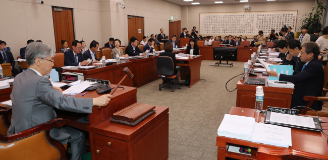 여상규 국회 법사위원장이 26일 오전 열린 법사위 전체회의에서 의사봉을 두드리고 있다. [사진=연합뉴스]
여상규 국회 법사위원장이 26일 오전 열린 법사위 전체회의에서 의사봉을 두드리고 있다. [사진=연합뉴스]