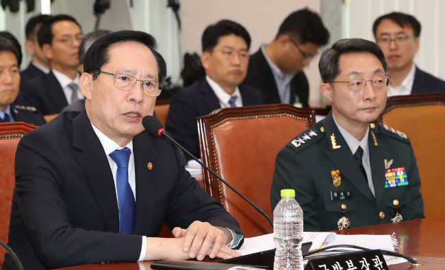Defense Minister Song Young-moo (L) (Yonhap)