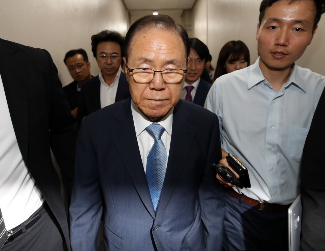 Kim Paik-joon (C), a former presidential aide to ex-President Lee Myung-bak, heads to a courtroom in Seoul on July 26. (Yonhap)