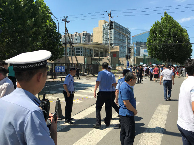 <YONHAP PHOTO-4770> Police officers are seen standing guard near the U.S. embassy in Beijing, China July 26, 2018. REUTERS/Thomas Peter/2018-07-26 15:28:32/ <저작권자 ⓒ 1980-2018 ㈜연합뉴스. 무단 전재 재배포 금지.>
<YONHAP PHOTO-4770> Police officers are seen standing guard near the U.S. embassy in Beijing, China July 26, 2018. REUTERS/Thomas Peter/2018-07-26 15:28:32/ <저작권자 ⓒ 1980-2018 ㈜연합뉴스. 무단 전재 재배포 금지.>