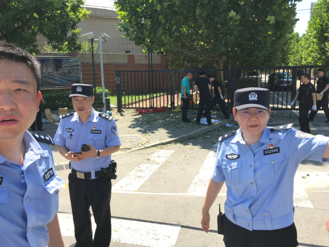 <YONHAP PHOTO-4771> Police officers are seen near the U.S. embassy in Beijing, China July 26, 2018. REUTERS/Thomas Peter/2018-07-26 15:28:34/ <저작권자 ⓒ 1980-2018 ㈜연합뉴스. 무단 전재 재배포 금지.>
<YONHAP PHOTO-4771> Police officers are seen near the U.S. embassy in Beijing, China July 26, 2018. REUTERS/Thomas Peter/2018-07-26 15:28:34/ <저작권자 ⓒ 1980-2018 ㈜연합뉴스. 무단 전재 재배포 금지.>