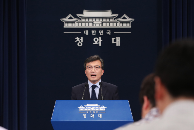 Cheong Wa Dae spokesman Kim Eui-kyeom holds a briefing on Thursday. Yonhap