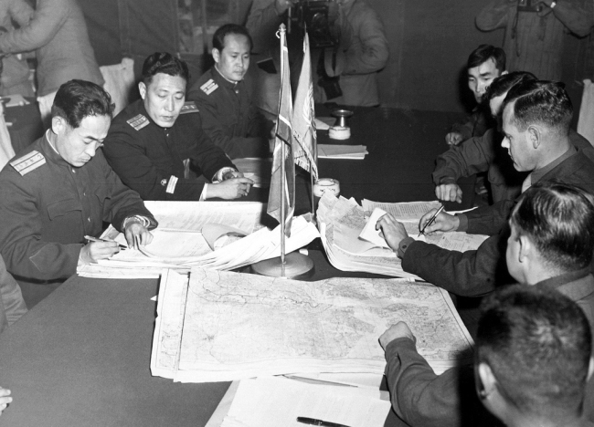 　North Korean and UN forces delegates meet at the cross-border village of Panmunjom to discuss an armistice on Oct. 11, 1951. Yonhap