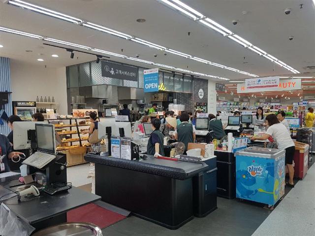 지난 19일 첫선을 보인 ‘롯데슈퍼 with 롭스 1호점’이 고객들에게 인기를 끌면서 매출이 급상승하고 있다. 사진은 롯데슈퍼 with 롭스 1호점(시흥은행점) 내부 모습.