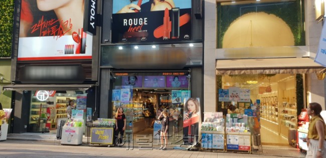 지난 26일 서울 중구 명동거리 있는 로드샵들이 모두 문을 연 채 영업하는 모습. 이현정 기자/rene@heraldcorp.com