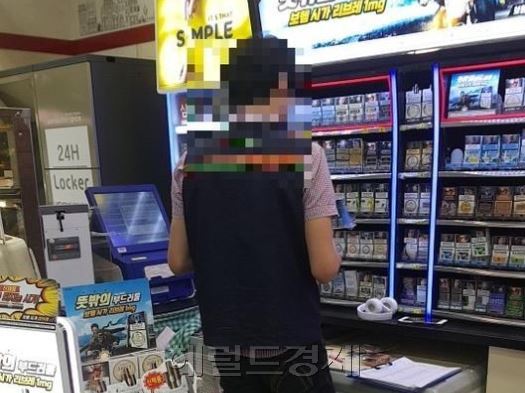 한 아르바이트 근무자가 진열대에서 담배를 꺼내고 있는 모습. [사진=김성우 기자/zzz@heraldcorp.com]