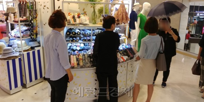 서울의 한 백화점 직원들이 긴팔 옷을 입은 채 일하고 있는 모습. [박이담 수습기자/parkidam@heraldcorp.com]