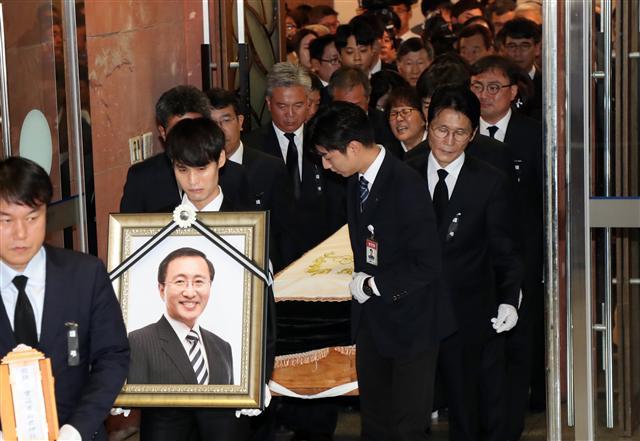 27일 오전 고 노회찬 정의당 의원의 영결식이 국회에서 엄수된 가운데 이에 앞서 노 의원의 영정이 서울 세브란스병원 빈소를 나서고 있다. 고인은 서울 서초구 원지동 서울추모공원에서 화장된 뒤 장지인 경기도 남양주 마석 모란공원에 안치된다.  [연합뉴스]