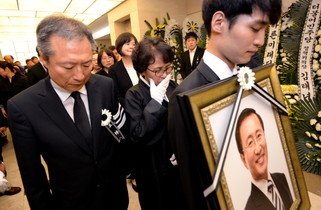 정의당 고 노회찬 의원의 영결식이 국회에서 엄수되는 27일 노 의원의 영정이 서울 세브란스병원 빈소를 떠나고 있다. (사진=연합뉴스)