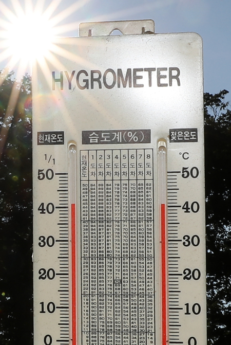 폭염이 이어진 24일 오후 경북 영천 신녕초등학교에 설치된 온도계가 40도를 넘어서고 있다. 대구기상지청은 오후 3시 27분 영천 신녕면 기온이 자동기상관측장비(AWS) 측정으로 40.3도를 기록했다고 밝혔다. [사진=연합뉴스]
