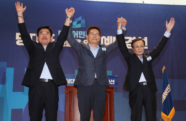 지난 26일 더불어민주당 당대표 예비경선을 통과한 김진표(사진 왼쪽부터), 송영길, 이해찬 의원이 인사하고 있다.[사진=연합뉴스]
지난 26일 더불어민주당 당대표 예비경선을 통과한 김진표(사진 왼쪽부터), 송영길, 이해찬 의원이 인사하고 있다.[사진=연합뉴스]