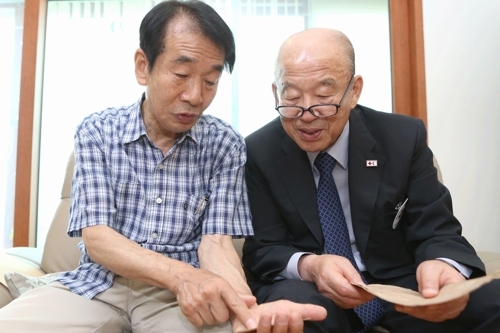 박경서 대한적십자사(한적·오른쪽) 회장이 지난 27일 이산가족 이수남 씨의 서울 용산구 자택을 방문, 북한에 거주하는 큰형 이종성(86) 씨가 살아있다는 북측의 회보서를 직접 전달했다. (사진=한적 제공)