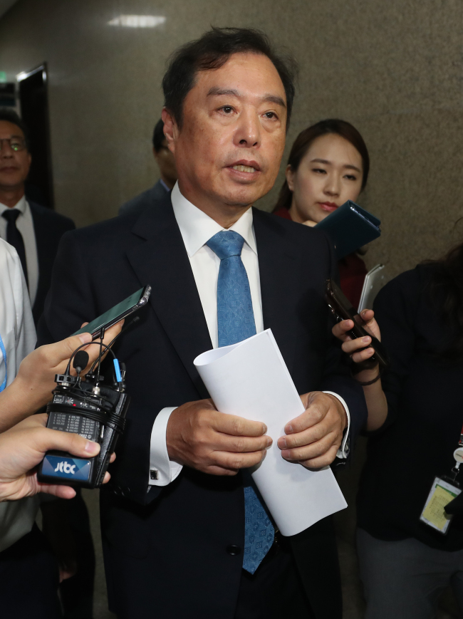 자유한국당 김병준 비상대책위원장이 27일 오전 국회에서 열린 비공개 비대위원회의 참석 후 기자들의 질문에 답하고 있다.[사진=연합뉴스]
자유한국당 김병준 비상대책위원장이 27일 오전 국회에서 열린 비공개 비대위원회의 참석 후 기자들의 질문에 답하고 있다.[사진=연합뉴스]