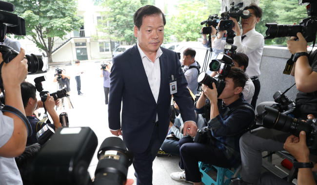 국군기무사령부 계엄령 문건 작성 태스크포스 책임자 소강원 기무사 참모장이 26일 오후 국방부 특별수사단에 출석하고 있다. 특수단은 이날 소강원 참모장을 직권남용권리행사 방해 혐의 피의자 신분으로 소환했다.[사진=연합뉴스]
국군기무사령부 계엄령 문건 작성 태스크포스 책임자 소강원 기무사 참모장이 26일 오후 국방부 특별수사단에 출석하고 있다. 특수단은 이날 소강원 참모장을 직권남용권리행사 방해 혐의 피의자 신분으로 소환했다.[사진=연합뉴스]