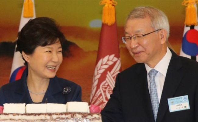 In a file photo taken on Oct. 1, 2015, former President Park Geun-hye, left, and former Chief Justice Yang Sung-tae. (Yonhap)