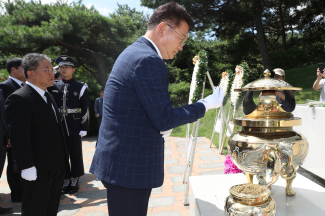 송영길 더불어민주당 당대표 후보가 29일 오전 서울 동작구 국립서울현충원을 찾아 고 김대중 전 대통령의 묘역에 분향하고 있다.[사진=연합뉴스]
송영길 더불어민주당 당대표 후보가 29일 오전 서울 동작구 국립서울현충원을 찾아 고 김대중 전 대통령의 묘역에 분향하고 있다.[사진=연합뉴스]