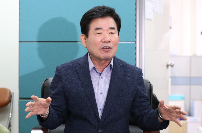 더불어민주당 김진표 당대표 후보가 29일 오후 국회에서 기자간담회를 열고 경선 본선에 임하는 각오와 당 운영 비전 등을 밝히고 있다.[사진=연합뉴스]
더불어민주당 김진표 당대표 후보가 29일 오후 국회에서 기자간담회를 열고 경선 본선에 임하는 각오와 당 운영 비전 등을 밝히고 있다.[사진=연합뉴스]