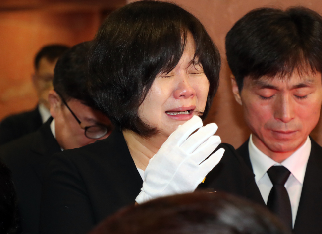 정의당 이정미 대표가 27일 서울 세브란스병원에서 고 노회찬 의원을 떠나보내며 오열하고 있다. (사진=연합뉴스)