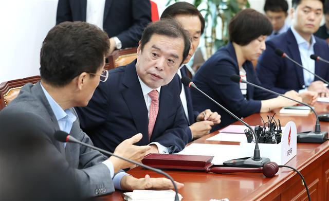 자유한국당 김병준 비상대책위원장이 30일 오전 국회에서 열린 비상대책위원회의에 참석하고 있다. 김 비대위원장은 최근 헤럴드경제와 인터뷰에서 “문재인 정부는 많은 부분이 노조와 깊이 연관이 돼 있어 노조를 건드리지 않고 산업정책을 펴려 한다. 이 때문에 한계가 있을 수밖에 없다”며 정부의 경제정책을 비판했다.  [연합뉴스]