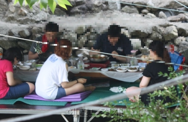 계곡 평상에서 음식을 취사해 먹고 있는 시민들. [사진=김성우 기자/zzz@heraldcorp.com]