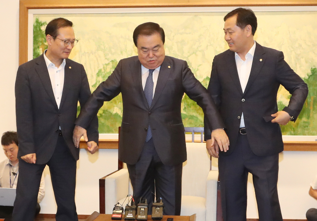 From left: Hong Young-pyo, Moon Hee-sang and Kim Kwan-young (Yonhap)