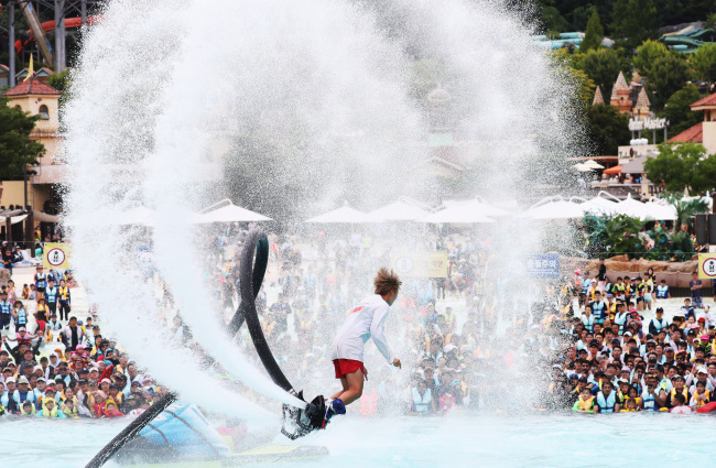 Visitors watch a flyboarding show at Caribbean Bay in Yongin, Gyeonggi Province, Sunday.