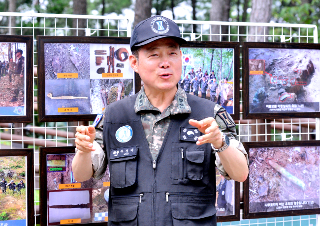 　Lt. Col. Ju Gyeong-bae promotes the collection of DNA samples to identify those missing during the Korean War at Gamaksan, Gyeonggi Province, Friday. Park Hyun-koo/The Korea Herald