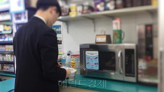 정부에서 지급하는 4000~5000원짜리 급식 카드는 성장기 아이들이 한끼 식사를 하기에 턱없이 부족했다. 아이들은 대부분 편의점에서 식사를 해결하고 있는 게현실이다. 사진 기사와 무관.  [헤럴드경제DB]