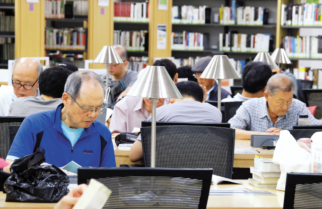 무더위엔 시원한 실내에서 독서 삼매경. 연일 폭염이 기승을 부리는 가운데 서울 중구 서울도서관을 찾은 시민들이 책을 읽으며 더위를 잊고 있다.  [연합뉴스]