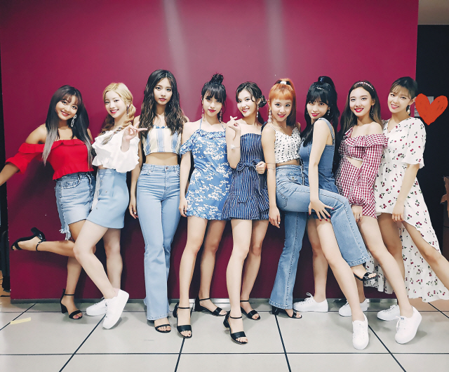 ▲JYP의 대표 걸그룹 트와이스.
◀ JYP는 네이버 V앱과 유튜브에 박진영의 특별 강연 영상을 공개했다. 이는 맥쿼리 증권이 주관해 ‘2018 Macquarie Emerging Industries Summit’이라는 타이틀로 서울 삼성동 코엑스 오디토리움에서 진행된 행사 중 박진영의 메인 키노트 세션이다.