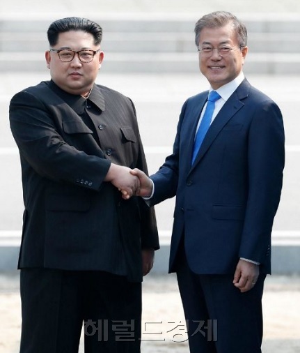 문재인 대통령과 김정은 국무위원장이 지난 4월 27일 오전 판문점에서 만나 인사하면서 남측 지역으로 내려오고 있는 모습. [사진=공동사진기자단]