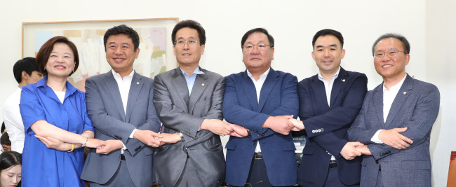 여야 3당 정책위의장·원내수석부대표가 31일 오전 국회에서 민생경제법안 TF 회의를 하기 위해 모여 손잡고 있다. 왼쪽부터 더불어민주당 진선미, 바른미래당 유의동, 자유한국당 함진규, 더불어민주당 김태년, 바른미래당 채이배, 자유한국당 윤재옥 의원. (사진=연합뉴스)
