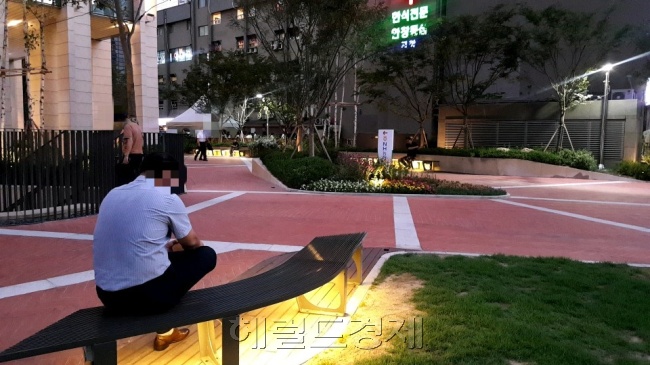 해가 떨어져도 푹푹 찌는 열대야 퇴근길, 일찌감치 퇴근하는 직장인들 가운데 김 씨처럼 회사 근처에서 방황하는 4050대들이 눈에 띄었다. [정세희 기자/say@heraldcorp.com]
