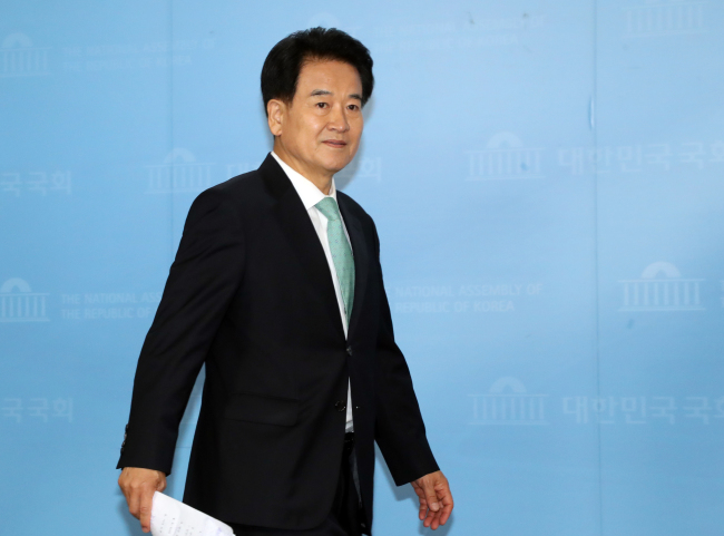 민주평화당 정동영 의원이 지난달 18일 당 대표 출마 기자회견을 하기 위해 국회 정론관으로 들어서고 있다. (사진=연합뉴스)