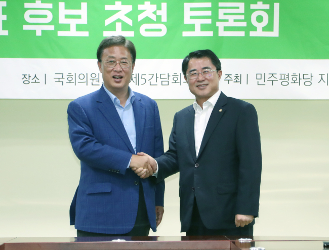 지난달 30일 오후 국회에서 열린 민주평화당 지역위원장 주최 당대표 후보 초청토론회에서 민주평화당 당대표에 출사표를 던진 유성엽(왼쪽), 최경환 후보가 악수하고 있다. (사진=연합뉴스)