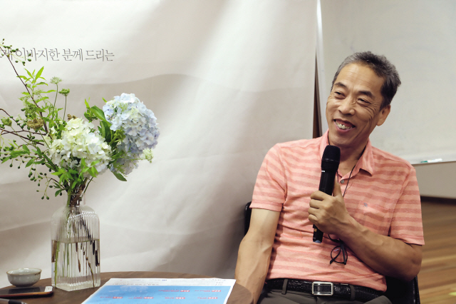 류근모 장안농장 대표. 그의 농장에서는 온갖 쌈채소가 생태순환농법으로 재배된다.
류 대표는 “완벽한 유기농 시스템을 실천하고 있다”고 말했다.
