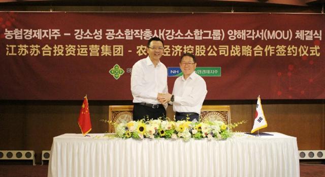 농협 김원석 농업경제대표이사(오른쪽)와 강소성 공소합작총사 쉬샤오디 부주임이 MOU 체결에 앞서 악수하고 있다.
[사진제공=농협]