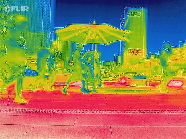 Thermal imaging shows scorching heat in Gwanghwamun Square (Yonhap)