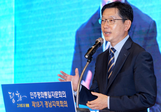South Gyeongsang Province Gov. Kim Kyoung-soo speaks at an event on unification on July 13. Yonhap