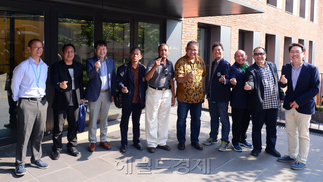 뜨구산토사<오른쪽 다섯 번째> 인도네시아기자협회 국제교류국장을 단장으로 한 인도네시아 기자단이 지난 1일 오후 서울 용산구 헤럴드스퀘어를 방문, 기념촬영을 하고 있다. 기자단은 헤럴드경제ㆍ코리아헤럴드의 제작 과정을 지켜본 뒤 두 신문의 전창협<왼쪽 세 번째>ㆍ신용배 편집국장과 두 나라 언론 간 교류 방안 등에 대해 논의했다. 이상섭 기자/babtong@heraldcorp.com
