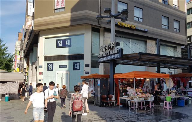 과도하게 오른 임대료와 경기 침체로 서울 대표상권의 공실이 늘고 있다. 최저임금 인상과 주 52시간 근무제의 영향으로 수익률은 더 악화했다. 전문가들은 자영업 업황 부진으로 인한 침체가 하반기에도 이어질 가능성이 높다고 경고한다.  [헤럴드경제DB]