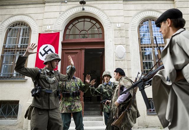 <YONHAP PHOTO-2140> epa06922236 Hungarian and Polish tradiotionalists reenact the 1944 Warsaw Rising against the Nazi German occupiers on the 74th anniversary of the revolt in downtown Budapest, Hungary, 01 August 2018. The uprising claimed the lives of 18,000 insurgents and around 180,000 civilians. EPA/BALAZS MOHAI HUNGARY OUT/2018-08-02 05:23:04/ <저작권자 ⓒ 1980-2018 ㈜연합뉴스. 무단 전재 재배포 금지.>