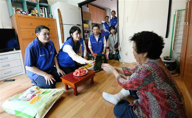 전국 기온 관측 111년 만에 최고 기온을 기록한 지난 1일, 효성 조현준 회장(왼쪽 첫 번째)이 서울 성산동 의 취약계층 세대를 방문해 시원한 수박과 농촌 판로 지원을 위해 함안에서 구입한 쌀을 전하고 담소를 나누고 있다.