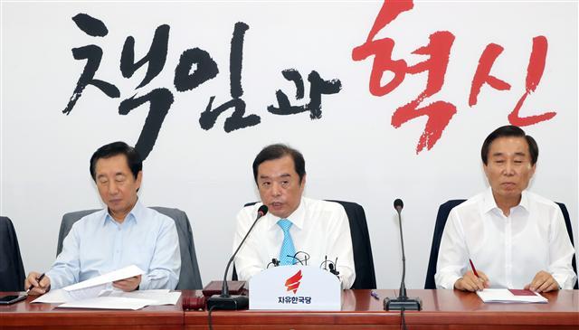 자유한국당 김병준 혁신비상대책위원장이 2일 국회에서 열린 비상대책위원회의에서 발언하고 있다. 김병준 위원장은 이 자리에서 “박정희 전 대통령의 성공신화를 뛰어넘어 다시 대한민국의 기적을 만들 때가 됐다”고 말했다.  [연합뉴스]