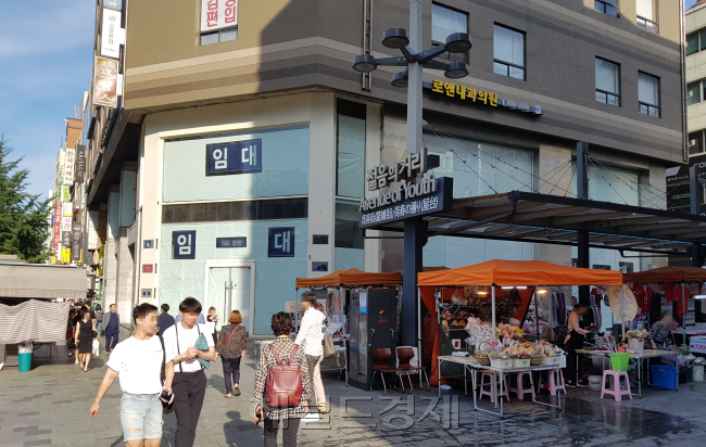 과도하게 오른 임대료와 경기 침체로 서울 대표상권의 공실이 늘고 있다. 최저임금 인상과 주 52시간 근무제의 영향으로 수익률은 더 악화했다. 전문가들은 자영업 업황 부진으로 인한 침체가 하반기에도 이어질 가능성이 높다고 경고한다. [헤럴드경제DB]