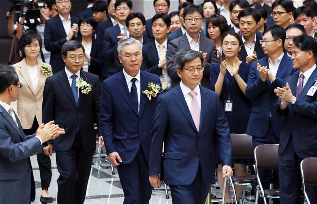 김선수(57, 사법연수원 17기)ㆍ이동원(55, 19기)ㆍ노정희(55, 19기) 신임 대법관 3명이 2일 임기를 시작했다. 이로써 대법원 전원합의체 구성원 14명 가운데 문재인 대통령이 지명한 인사는 김명수(59, 15기) 대법원장을 포함한 8명으로, 과반을 넘게 됐다.
김 대법관은 이날 오전 10시 서울 서초동 대법원에서 열린 취임식에서 “사회적 약자와 소수자를 포함한 모든 구성원들이 인간으로서 존엄과 가치를 존중받고 행복하게 살아갈 수 있는 사회, 다양성과 차이를 포용할 수 있는 사회를 만들기 위해 최선을 다하겠다”고 강조했다. 정치적 편향성 논란에 대해서는 “외부의 압력에 굴하지 않는 것은 물론이고 정치적 고려를 일절 하지 않겠다”고 덧붙였다.
한편 최근 불거진 양승태(70, 2기) 전 대법원장 시절의 사법행정권 남용 의혹을 거론하며 “국민의 관점에서 접근함으로써 사법 신뢰를 회복할 수 있는 전화위복의 계기로 삼기를 바란다”고 덧붙였다.
이 대법관도 사법행정권 남용 의혹에 대해 “법관들과 법원 직원들의 마음 속에 억울함과 섭섭함이 있겠지만 그런 마음은 잠시 내려놓고 현재의 위기를 변화의 힘으로 바꾸어 나가야 한다”며 “다시 국민만 바라보며 좋은 재판, 법과 양심에 어긋남이 없는 재판을 계속해 나가기를 간절히 소망한다”고 말했다.
노 대법관은 “법관이라면 누구나 진실되고 공평하게 최선을 다해 재판할 것”이라며 “법관 한 사람, 한 사람이 충실한 재판을 통해 도출한 결론을 최대한 존중하고자 한다”고 밝혔다. 노 대법관이 합류하며 여성 대법관은 4명으로 역대 최다가 됐다. 노 대법관은 우리나라 7번째 여성 대법관이다.
사회적으로 파급이 큰 사건을 처리하는 대법원 전원합의체 구성원 과반인 8명이 문 대통령 임명 인사로 채워지면서 향후 판결 방향에도 적지 않은 변화가 예상된다. 현재 박근혜 전 대통령이 임명한 대법관은 5명, 이명박 전 대통령이 임명한 대법관은 1명이다. 특히 30여년 간 변호사로만 활동해온 재야 출신 김 대법관의 가세로 노동 분야에서 근로자에 전향적 판결이 나올지 주목된다. ‘민주사회를 위한 변호사 모임(민변)’ 회장을 지낸 김 대법관은 개혁 성향의 노동법 전문가로 평가받고 있다. 대법원 내 주류가 교체됨에 따라 김 대법원장의 사법제도 개혁에 힘이 실릴 거란 전망이 나온다. 대법관들은 대법원 판결 업무 외에 법원 규칙을 제정하는 사법행정도 담당한다.
유은수 기자/yes@heraldcorp.com