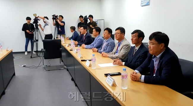 지난달 30일 정부세종청사에서 열린 진에어 면허취소 관련 첫 청문회에서 최정호 진에어 대표이사(오른쪽) 등 관계자들이 굳은 표정으로 앉아 있다. [사진=정찬수 기자/andy@heraldcorp.com]