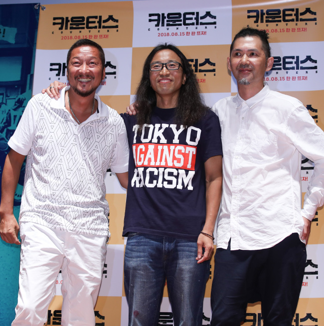 Lee Il-ha (center), director of “Counters,” poses with social activists Daisuke Ito (left) and Rodi Shimazaki in Seoul on Wednesday. (Yonhap)